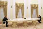  بوتين وحيدا ومعزولا خلف طاولته في غمرة الأزمة الأوكرانية