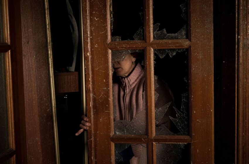  امرأة تنظف غرفة في 21 مارس آذار في مبنى دمره قصف في كييف