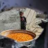 طفل فلسطيني ينتظر الحصول على وجبة إفطار مجانية خلال شهر رمضان في رفح جنوب قطاع غزة