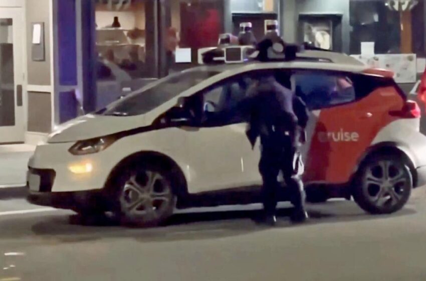 شرطي في سان فرانسيسكو يوقف سيارة بلا سائق