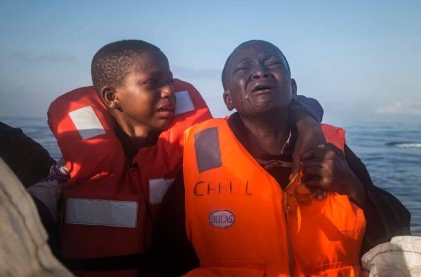  بكاء وصرخة مهاجرة نيجيرية مع اخيها بعد غرق والدتهم في البحر أثناء العبور