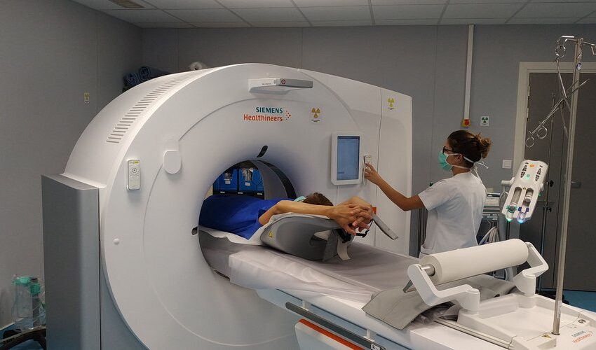 بالفيديو..فنان مغربي شهير يكشف إصابته بورم في الدماغ