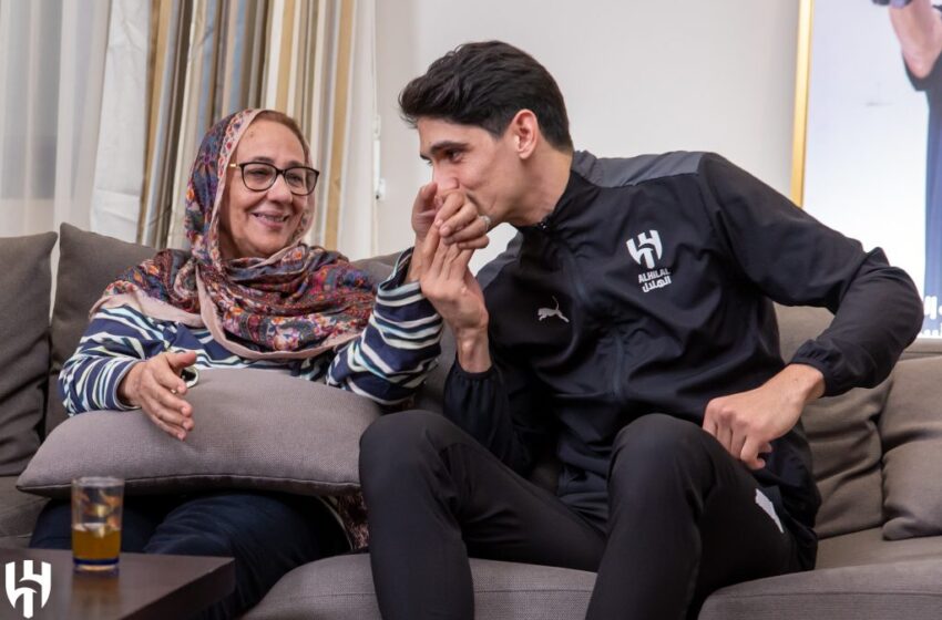 بونو يحتفل بجائزة أفضل حارس مرمى رفقة والدته