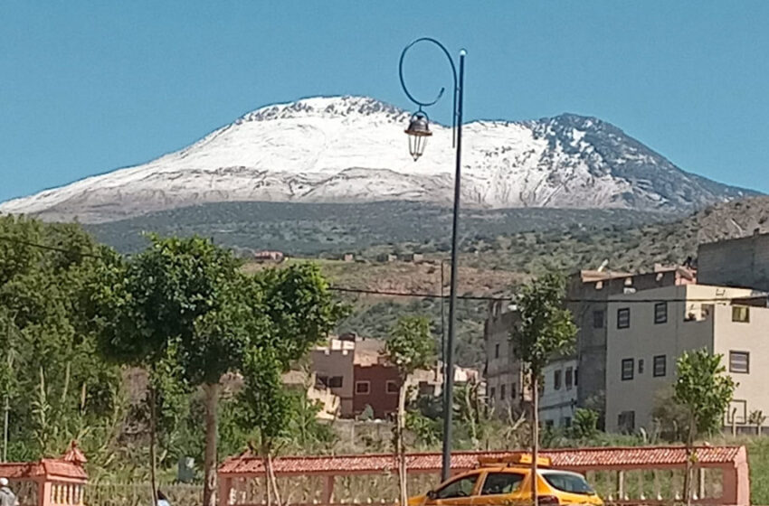 جبل تاصميت يكتسي البياض ببني ملال