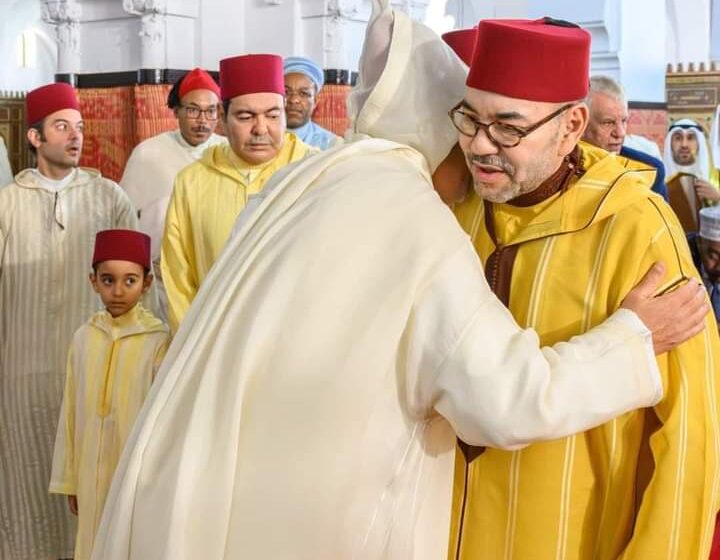 الملك يؤدي صلاة عيد الفطر بالمسجد المحمدي في الدار البيضاء