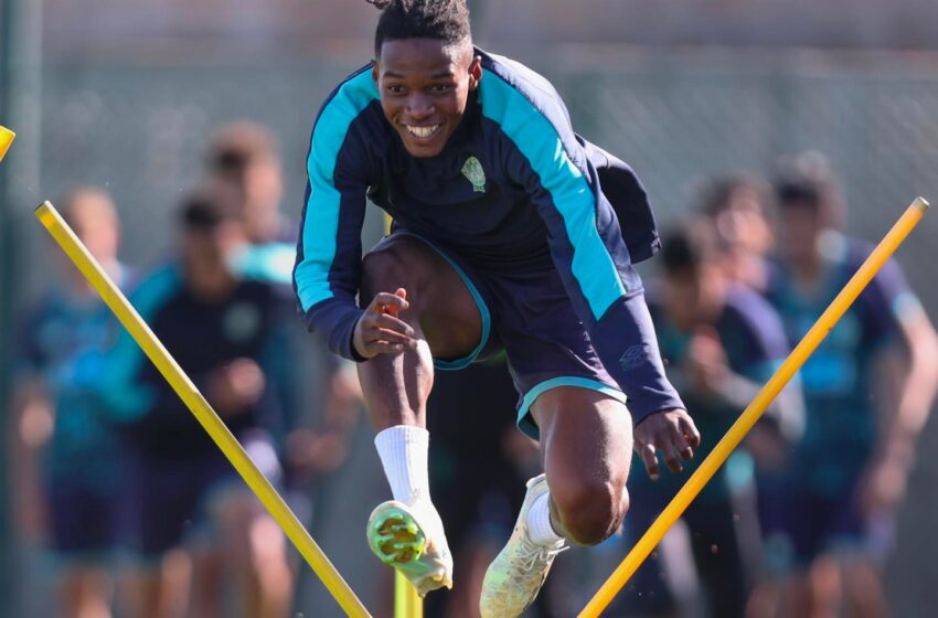 الرجاء على بعد فوز من اللقب والجيش ينتظر هفوة النسور