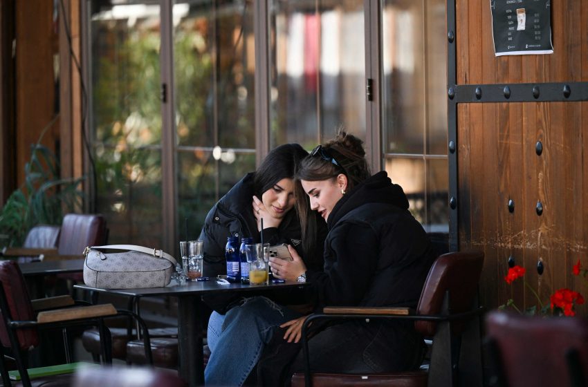 تحد على “تيك توك” يدفع عشرات المراهقات في كوسوفو إلى تشويه أنفسهن