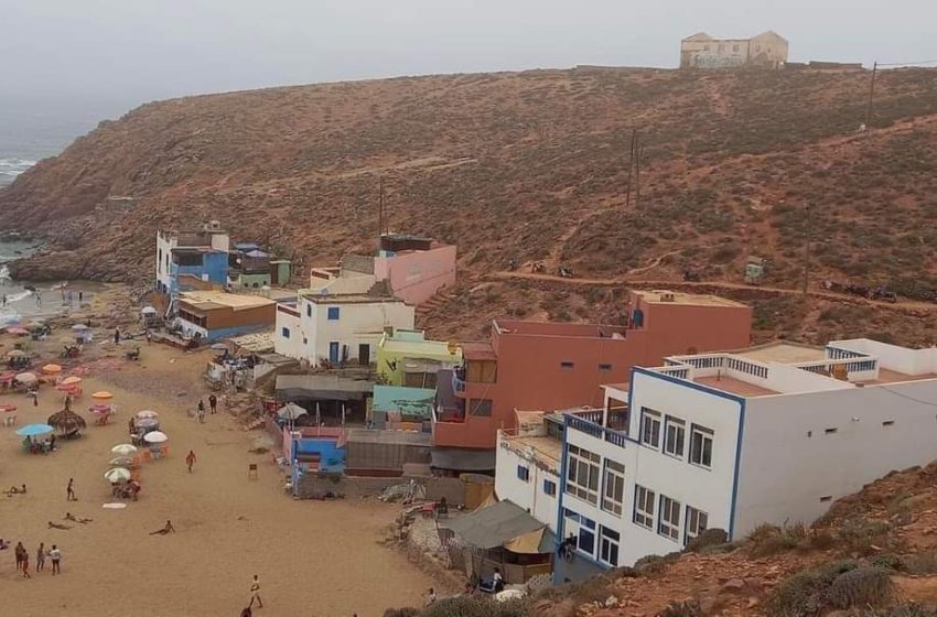 افتاس: سقوط سيارة سائحتين من منحدر يطل على الشاطئ