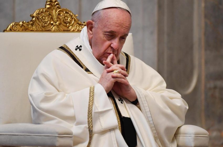 الدخان الأسود يتصاعد من الفاتيكان.. الكرادلة لم يتوصلوا لاختيار البابا الجديد